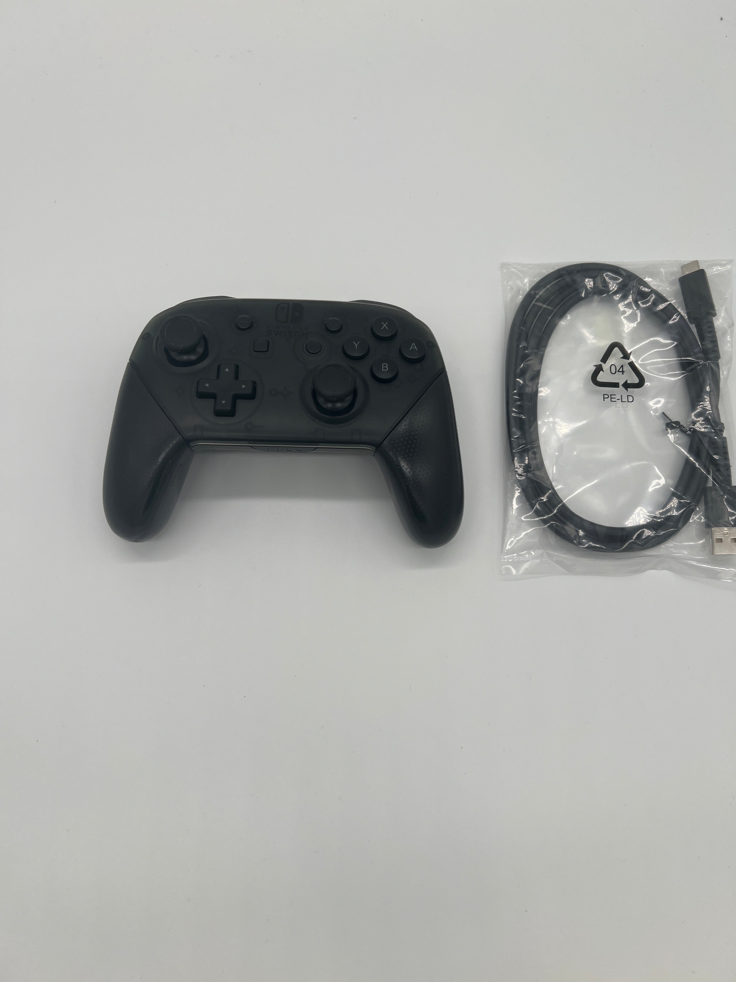 Nintendo Switch Pro-Controller mit USB-Kabel