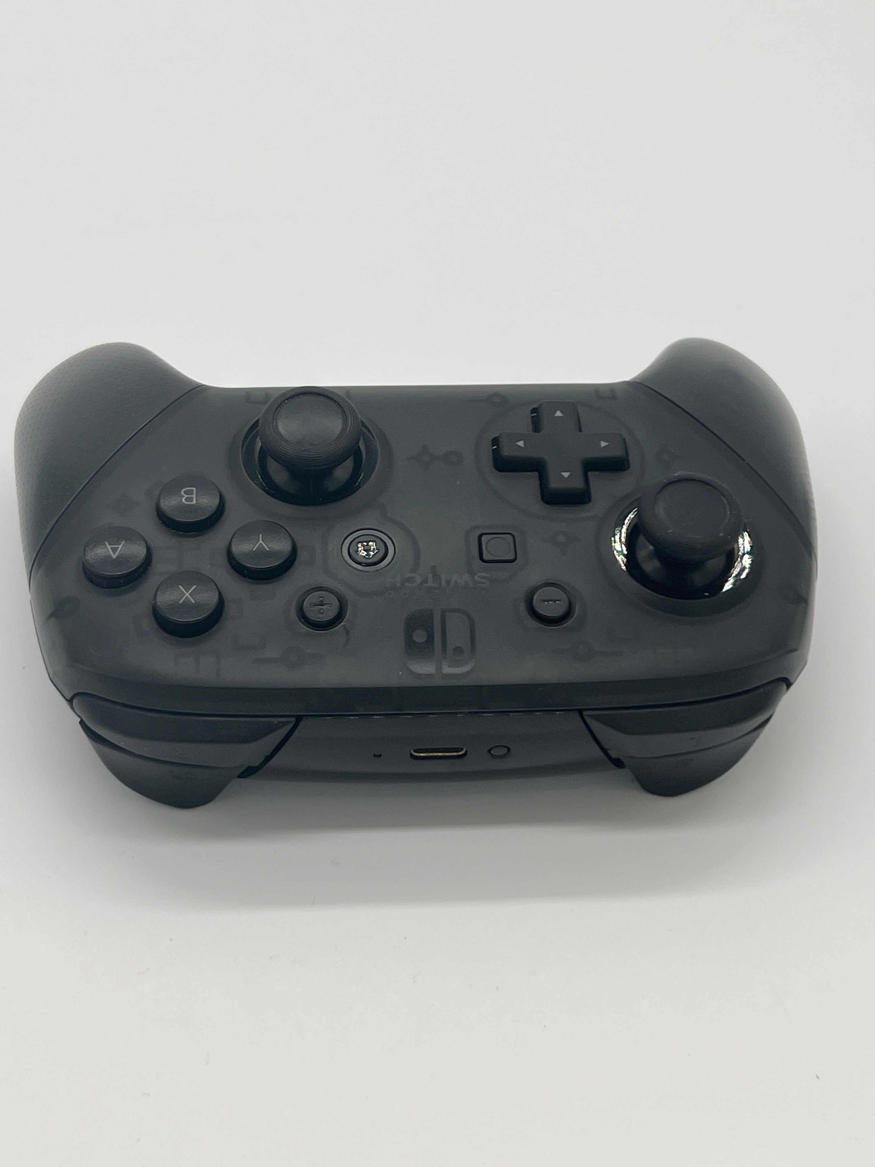 Nintendo Switch Pro-Controller mit USB-Kabel