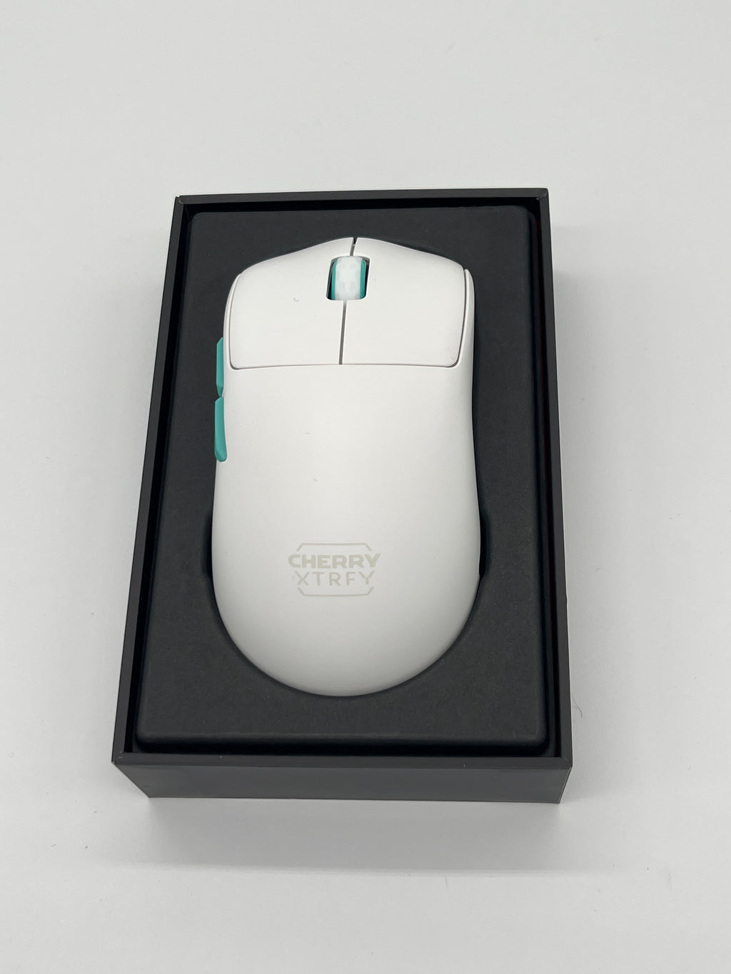 CHERRY XTRFY M68 Wireless Gaming-Maus – Ultraleicht, 2,4 GHz, Weiß