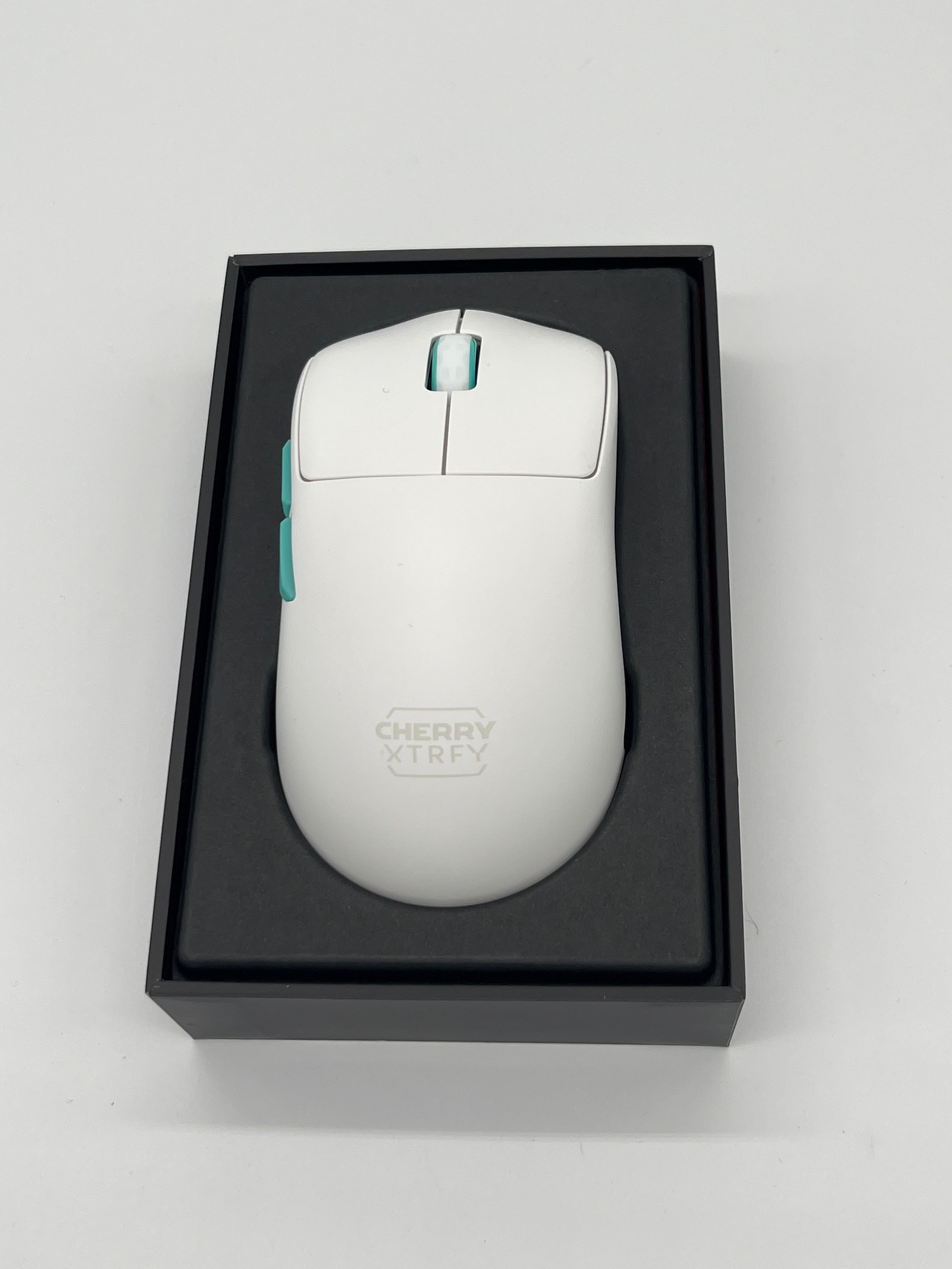 CHERRY XTRFY M68 Wireless Gaming-Maus – Ultraleicht, 2,4 GHz, Weiß